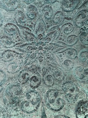 Eski bir karton yüzey, arka plan, doku. Eskimiş elementlerle birlikte koyu kahverengi kağıt zemin. Pürüzlü ve lifli kağıt. Kalın ambalaj kağıdının kahverengi rengi.