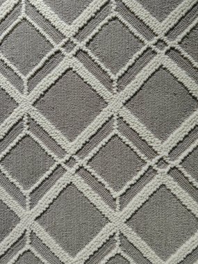 Yumuşak bej gri kumaş arkaplanda çeşitli geometri nakış desenleri.