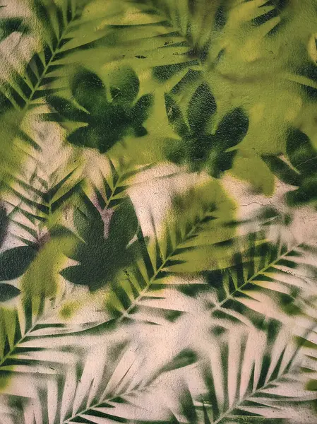 Palmiyeler, yapraklar ve yeşilliklerle bezenmiş duvar resimleri. El boyası..