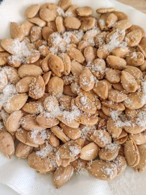 Metin yazmak için alanı olan beyaz bir plaka üzerinde kurumuş bademler