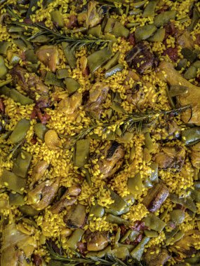 Tavuk ve sebzeli İspanyol pirinci. Yaklaş..