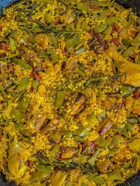 Tavuk ve sebzeli İspanyol pirinci. Yaklaş..