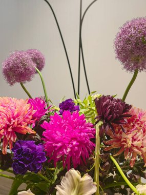 Bir buket çiçek. Karışık sarı, pembe, şeftali ve mor çiçekler.