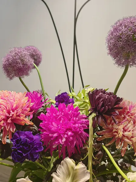 Bir buket çiçek. Karışık sarı, pembe, şeftali ve mor çiçekler.