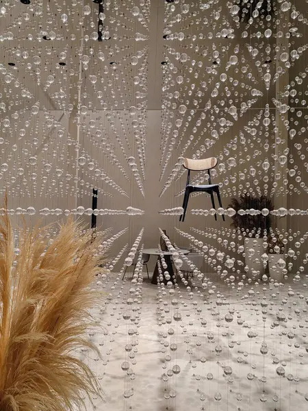 Binlerce cam küre soyut. Soyut bir tabloda sıralanmış cam toplar, kısmen yansıtıyor..