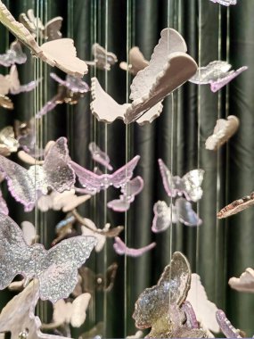 Ev dekorasyonu için takılan seramik kelebeklerin arka planı.