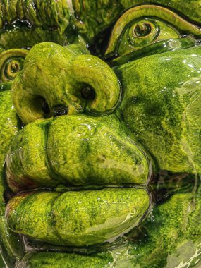 Dişi bir Afrikalı Medusa 'nın seramik renkli kafası..