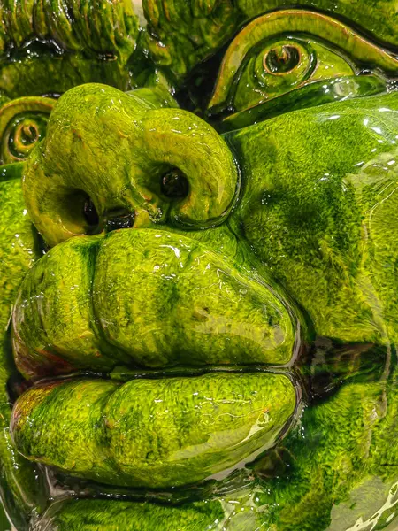 Dişi bir Afrikalı Medusa 'nın seramik renkli kafası..