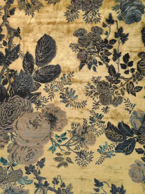 Çiçek desenli iç dekorasyonu olan bir halıya yakın plan..