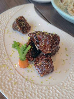 Soğanlı ve elma reçelli et filetosu.