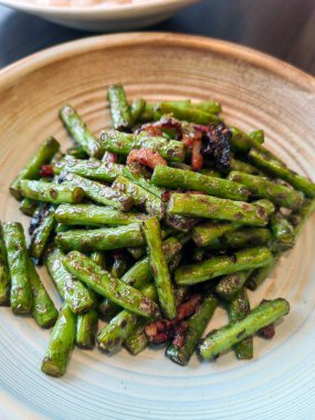 Yeşil Fasulye ve pastırma tarafı. Taze fasulye rendelenmiş pastırmayla taze pişmiş.