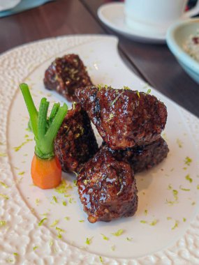 Soğanlı ve elma reçelli et filetosu.