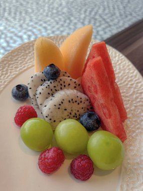 Meyve büfesi tabağı. Açık büfeden büyük egzotik meyve tabağı beyaz üzerine izole edilmiş.