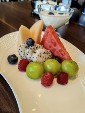 Meyve büfesi tabağı. Açık büfeden büyük egzotik meyve tabağı beyaz üzerine izole edilmiş.