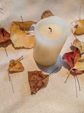 Sonbahar tonları ve yaprakları, çiçek ve mum yemek masası için idealdir..