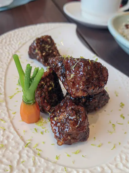 Soğanlı ve elma reçelli et filetosu.