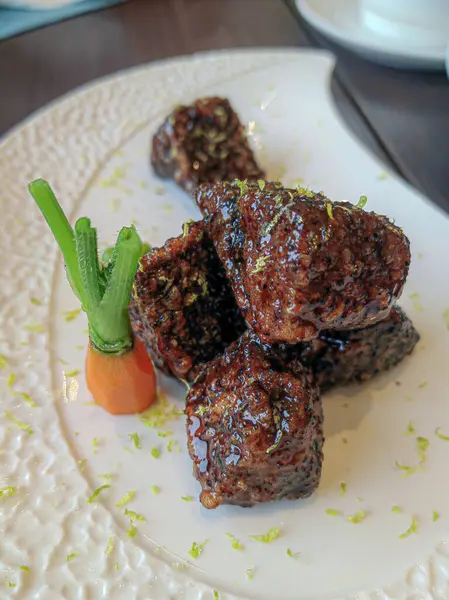 Soğanlı ve elma reçelli et filetosu.