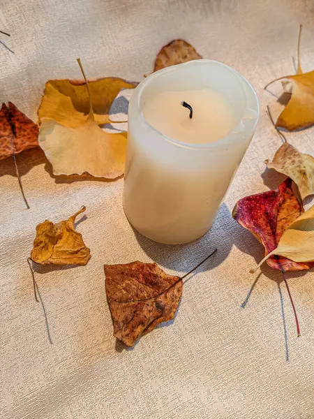 Sonbahar tonları ve yaprakları, çiçek ve mum yemek masası için idealdir..