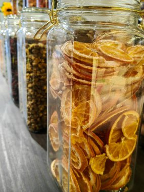 Susuz Portakal Dilimleri Macro. Portakal dilimlerinin fotoğrafı. Bölümler görülüyor. Portakal ya da diğer meyveler onları korumak için kurutulmuş olabilir. Portakallar kuru..