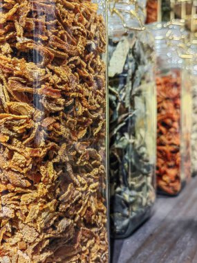 Birkaç tür ile seti kapat veya cam kaplarda meyveleri kurutma.