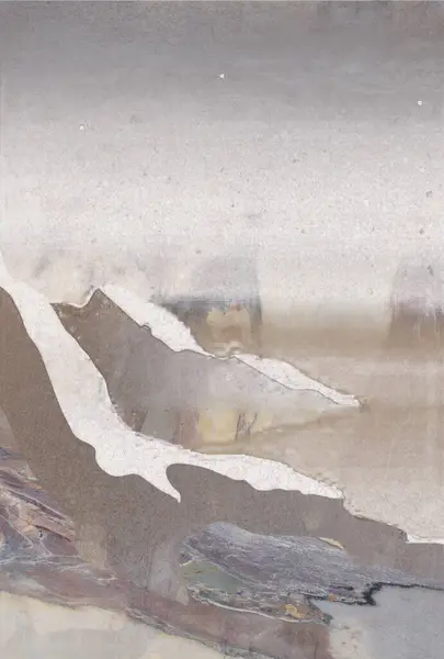 Kışın gün batımında mermerlerden, alp taşlarından, karlı dağlardan ve mermer ocaklarından oluşan bir resim.