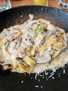 Parmesanlı ve maydanozlu spagetti soslu İtalyan yemeği..