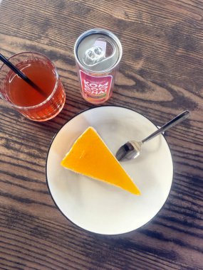 Peynirli turta, ev yapımı peynirli kek ve meşrubat. Tatlı, Fırın ve Pasta konsepti.