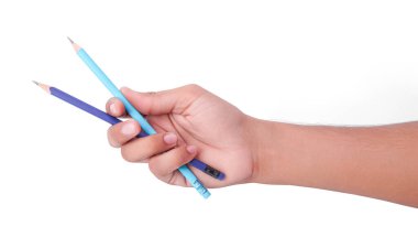 Bir El, Beyaz Arkaplanda Yaratıcılığı simgeleyen Silgiyle İki Açık ve Koyu Mavi Kalemi Tutar