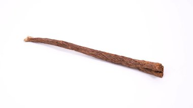 Miswak doğal diş temizleme çubuğu beyaz arka planda izole, diş bakımı ve ağız temizliği için ideal.