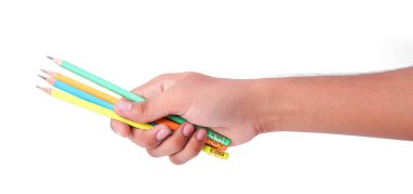 Bir el, dört pastel kalem, sarı yeşil mavi ve turuncu. Her biri keskin uçlu ve yumuşak silgiyle.