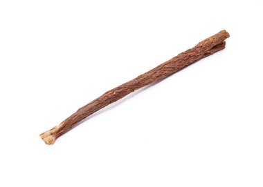 Miswak doğal diş temizleme çubuğu beyaz arka planda izole, diş bakımı ve ağız temizliği için ideal.