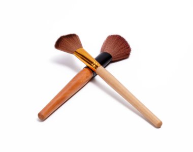 Yoğun kahverengi tüylü makyaj fırçaları ve tahta saplı, toz veya allık sürmek için ideal.