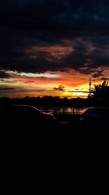 Araguaia Nehri kıyısında alacakaranlık, Tocantins 'ten geçen feribot. 