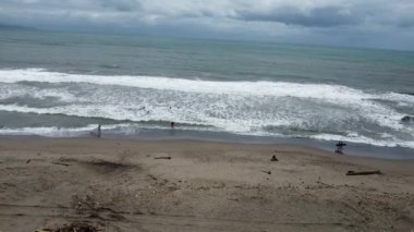  Dalgaların ve köpüklerin nefes kesici hava manzarası.