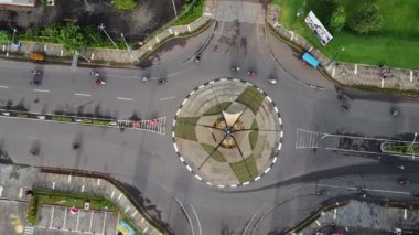 Trafiğin olduğu yolun yukarıdan aşağı görüntüsü