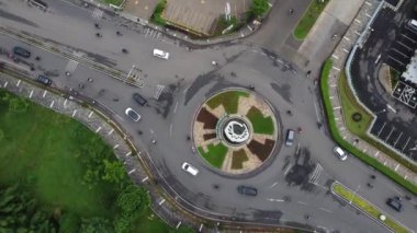 Şehir kavşağının yukarıdan aşağıya bakan insansız hava aracı görüntüsü..