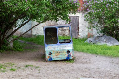 Eski oyuncak demir araba. Paslı oyuncak araba.