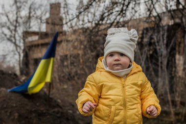 Ukrayna ordusunun savunma yapılarının önünde küçük bir kız. Ukrayna 'da savaş. Çocuklar ve savaş konsepti. Ukrayna 'ya destek. Savaşı durdurun..