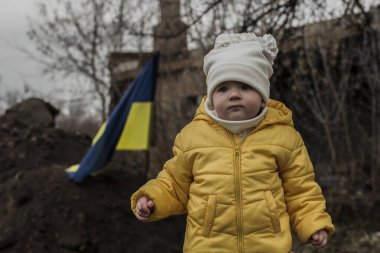 Ukrayna ordusunun savunma yapılarının önünde küçük bir kız. Ukrayna 'da savaş. Çocuklar ve savaş konsepti. Ukrayna 'ya destek. Savaşı durdurun..