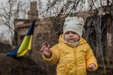 Ukrayna ordusunun savunma yapılarının önünde küçük bir kız. Ukrayna 'da savaş. Çocuklar ve savaş konsepti. Ukrayna 'ya destek. Savaşı durdurun..