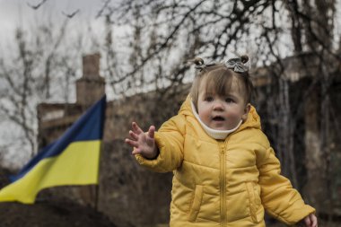 Ukrayna ordusunun savunma yapılarının önünde küçük bir kız. Ukrayna 'da savaş. Çocuklar ve savaş konsepti. Ukrayna 'ya destek. Savaşı durdurun..