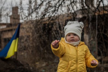 Ukrayna ordusunun savunma yapılarının önünde küçük bir kız. Ukrayna 'da savaş. Çocuklar ve savaş konsepti. Ukrayna 'ya destek. Savaşı durdurun..