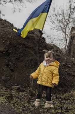 Ukrayna ordusunun savunma yapılarının önünde küçük bir kız. Ukrayna 'da savaş. Çocuklar ve savaş konsepti. Ukrayna 'ya destek. Savaşı durdurun..