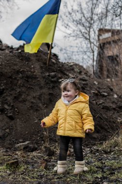 Ukrayna ordusunun savunma yapılarının önünde küçük bir kız. Ukrayna 'da savaş. Çocuklar ve savaş konsepti. Ukrayna 'ya destek. Savaşı durdurun..