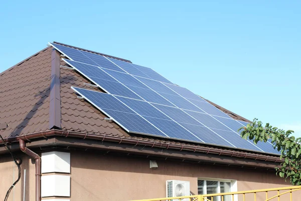 Sonnenkollektoren Auf Dem Hausdach Photovoltaikmodule — Stockfoto