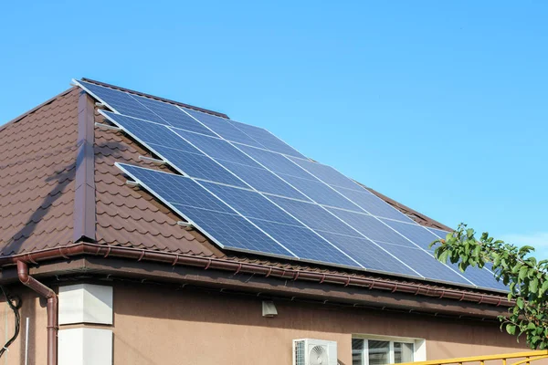Painéis Solares Telhado Casa Painéis Fotovoltaicos — Fotografia de Stock