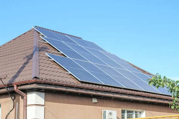 Painéis Solares Telhado Casa Painéis Fotovoltaicos — Fotografia de Stock