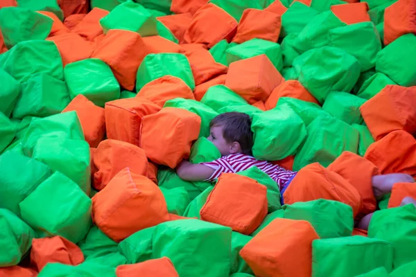 Gyermek Gyermek Játszóközpont Között Puha Kocka Blokkok Aranyos Kisfiú Játék — Stock Fotó