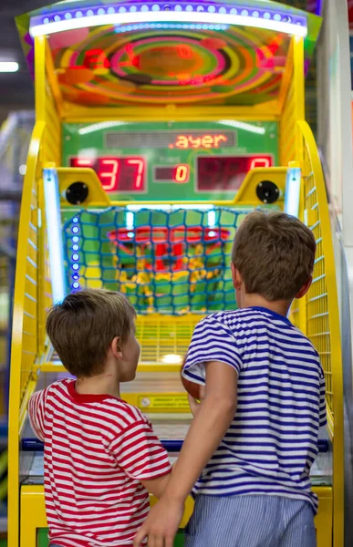 Развлекательный Центр Детская Площадка Игровыми Автоматами Два Мальчика Бросают Баскетбол — стоковое фото