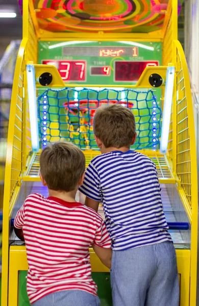 Развлекательный Центр Детская Площадка Игровыми Автоматами Два Мальчика Бросают Баскетбол — стоковое фото